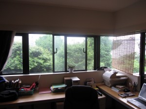 a view of greenery from an apartment in Motoazabu